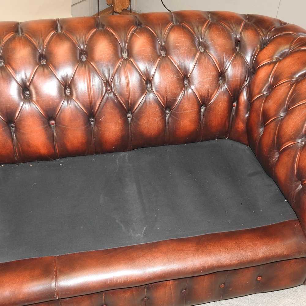 A red leather upholstered button back chesterfield sofa - Image 12 of 18