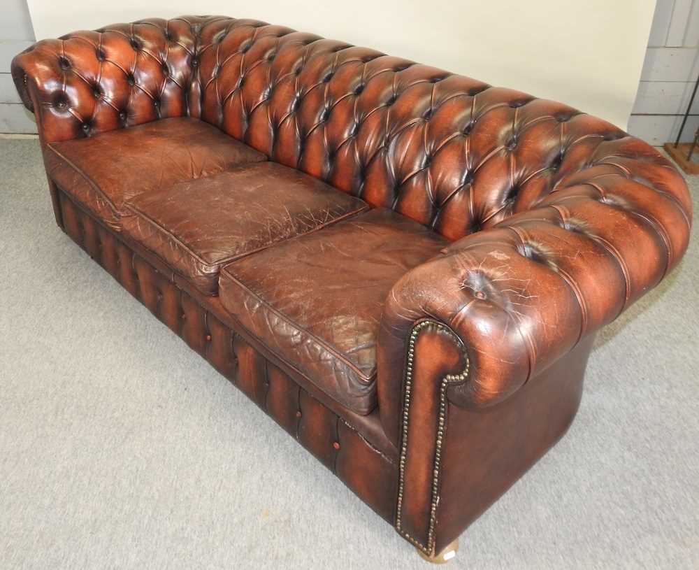 A red leather upholstered button back chesterfield sofa - Image 3 of 18