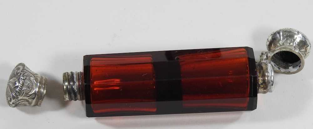 A 19th century ruby glass double ended scent bottle - Image 5 of 8