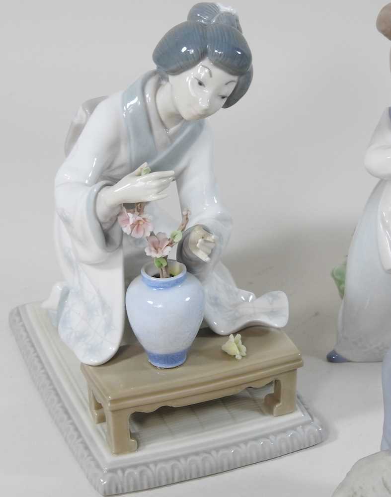 A collection of Lladro and Nao figures - Image 4 of 11