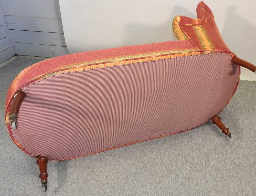 A 19th century French red upholstered chaise longue - Image 2 of 7