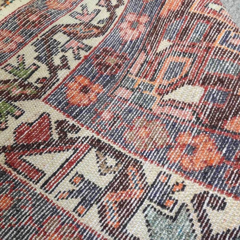 A Persian rug - Image 8 of 13