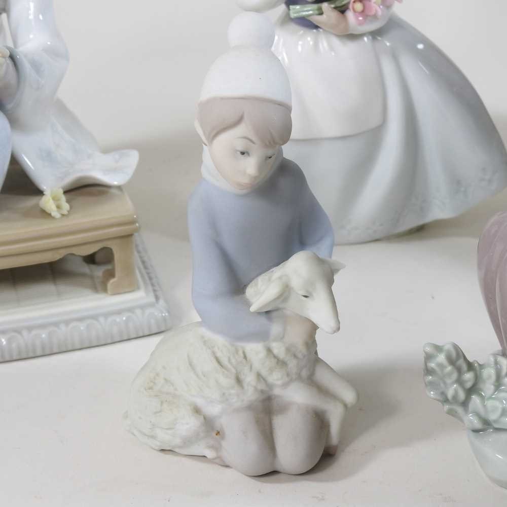 A collection of Lladro and Nao figures - Image 6 of 11