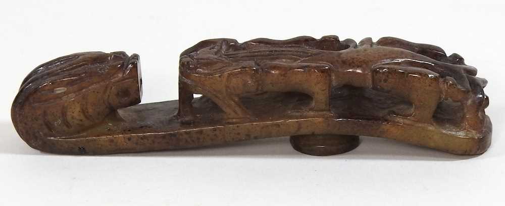 A Chinese carved hardstone buckle - Image 3 of 5