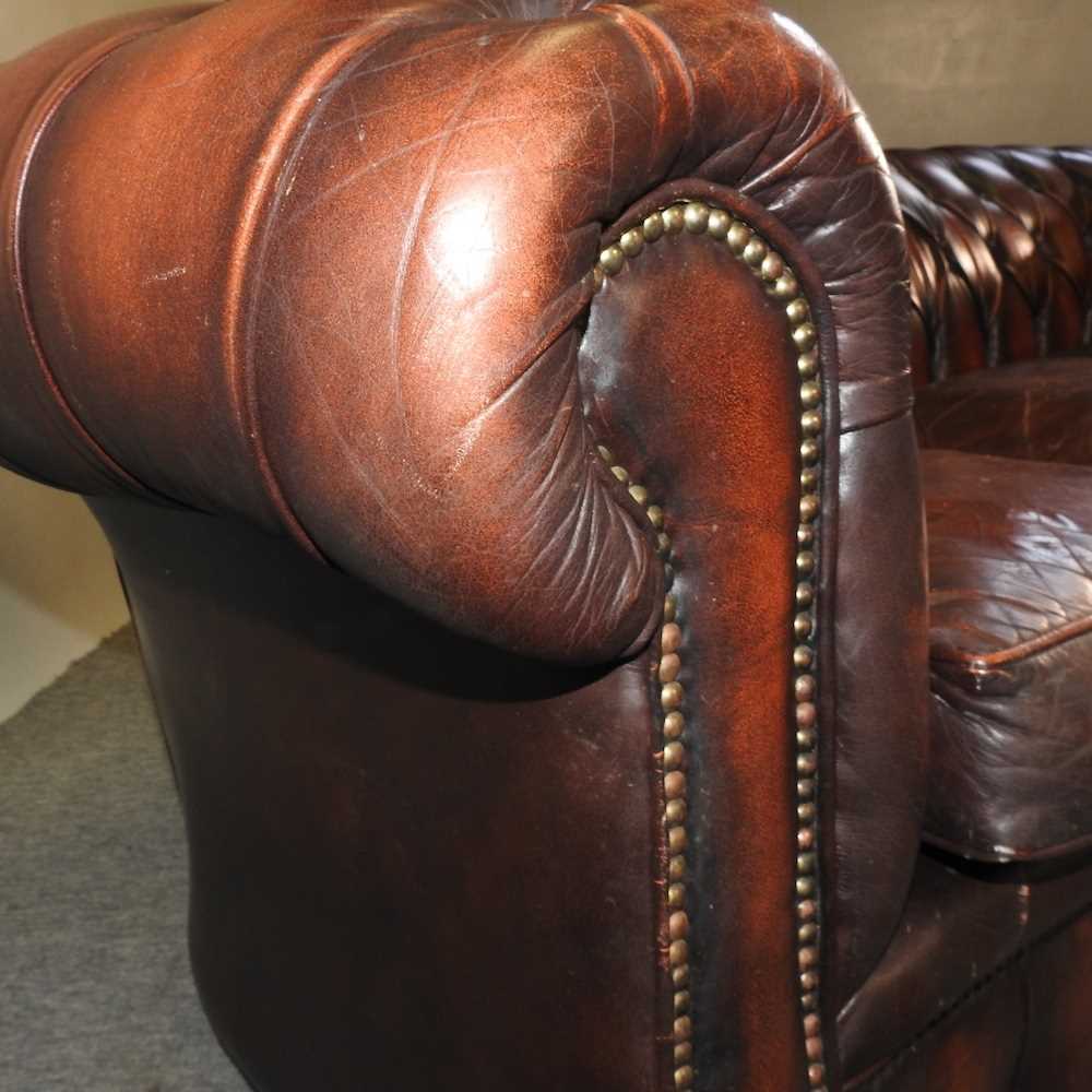 A red leather upholstered button back chesterfield sofa - Image 6 of 18