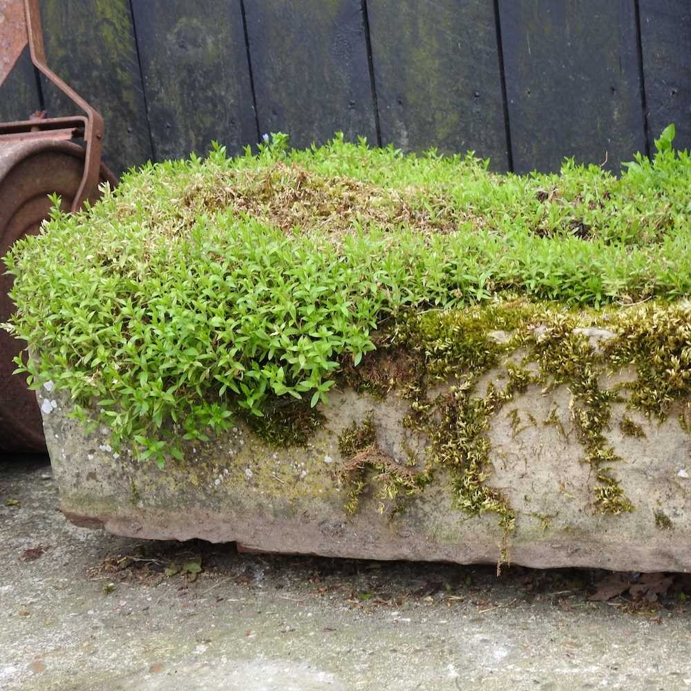 A carved stone sink - Image 2 of 5