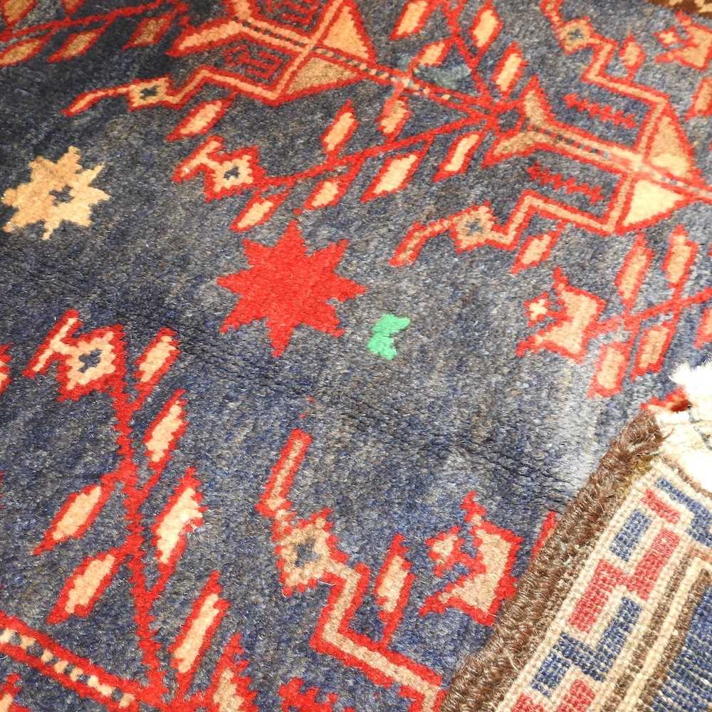 A woollen prayer rug - Image 8 of 9