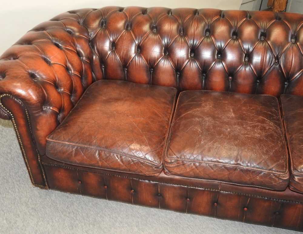 A red leather upholstered button back chesterfield sofa - Image 5 of 18