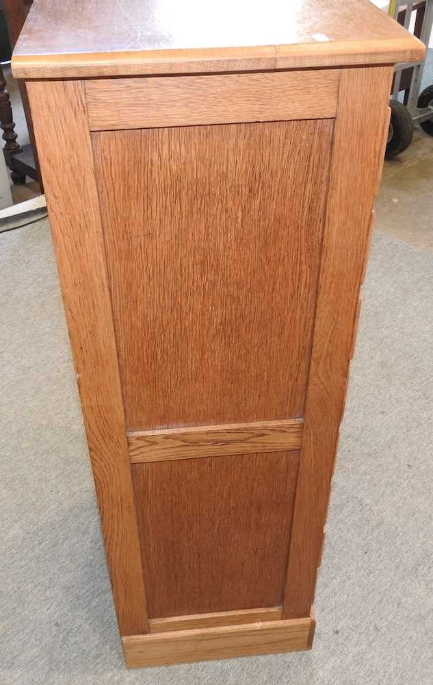 A modern narrow oak chest of drawers - Image 8 of 10