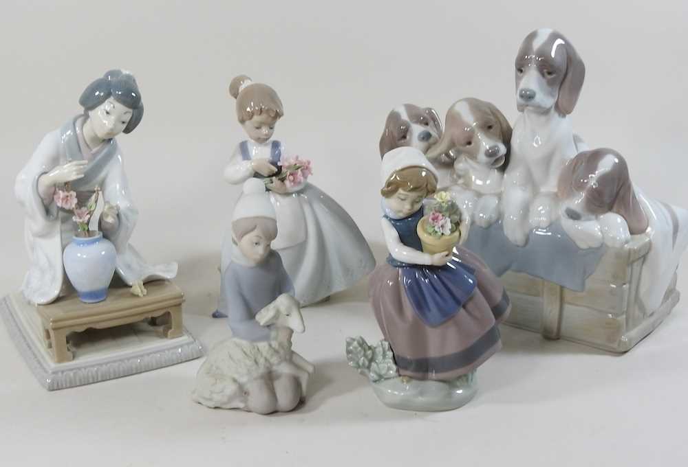 A collection of Lladro and Nao figures - Image 3 of 11