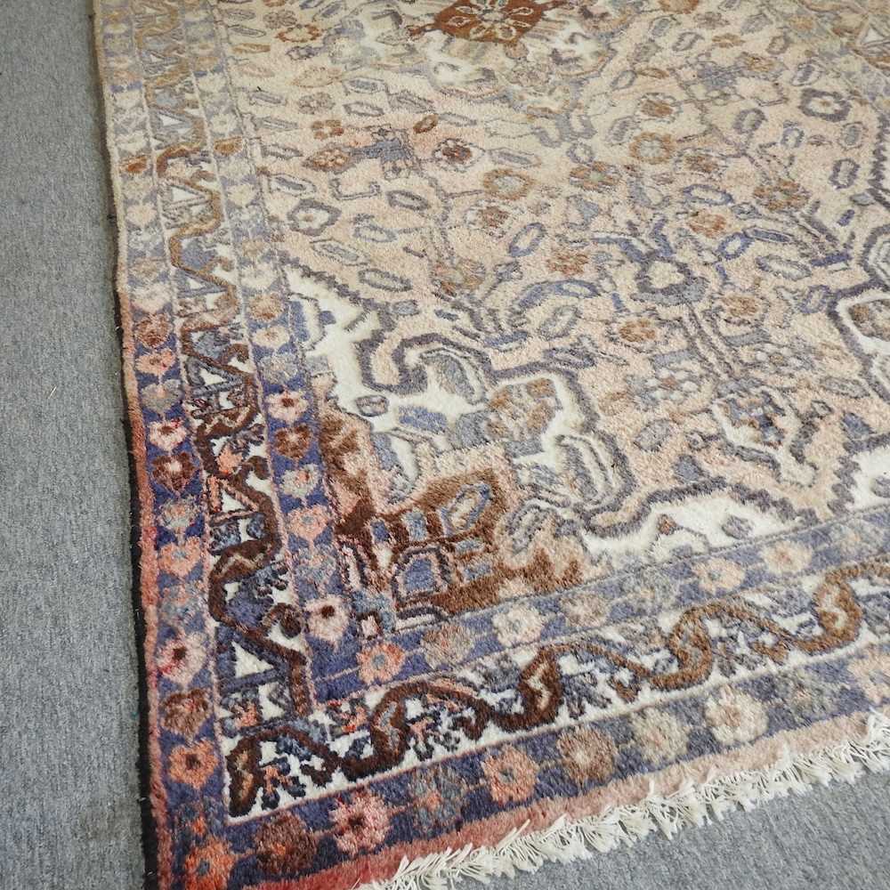 A Persian rug - Image 5 of 13