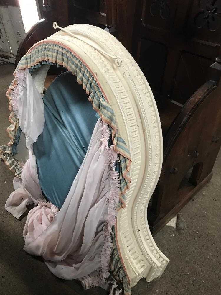 An early 20th century French style cream painted bed - Image 4 of 4