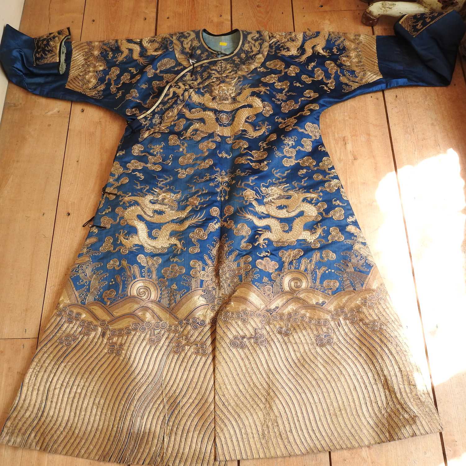 A Chinese blue silk sleeved robe - Image 13 of 35