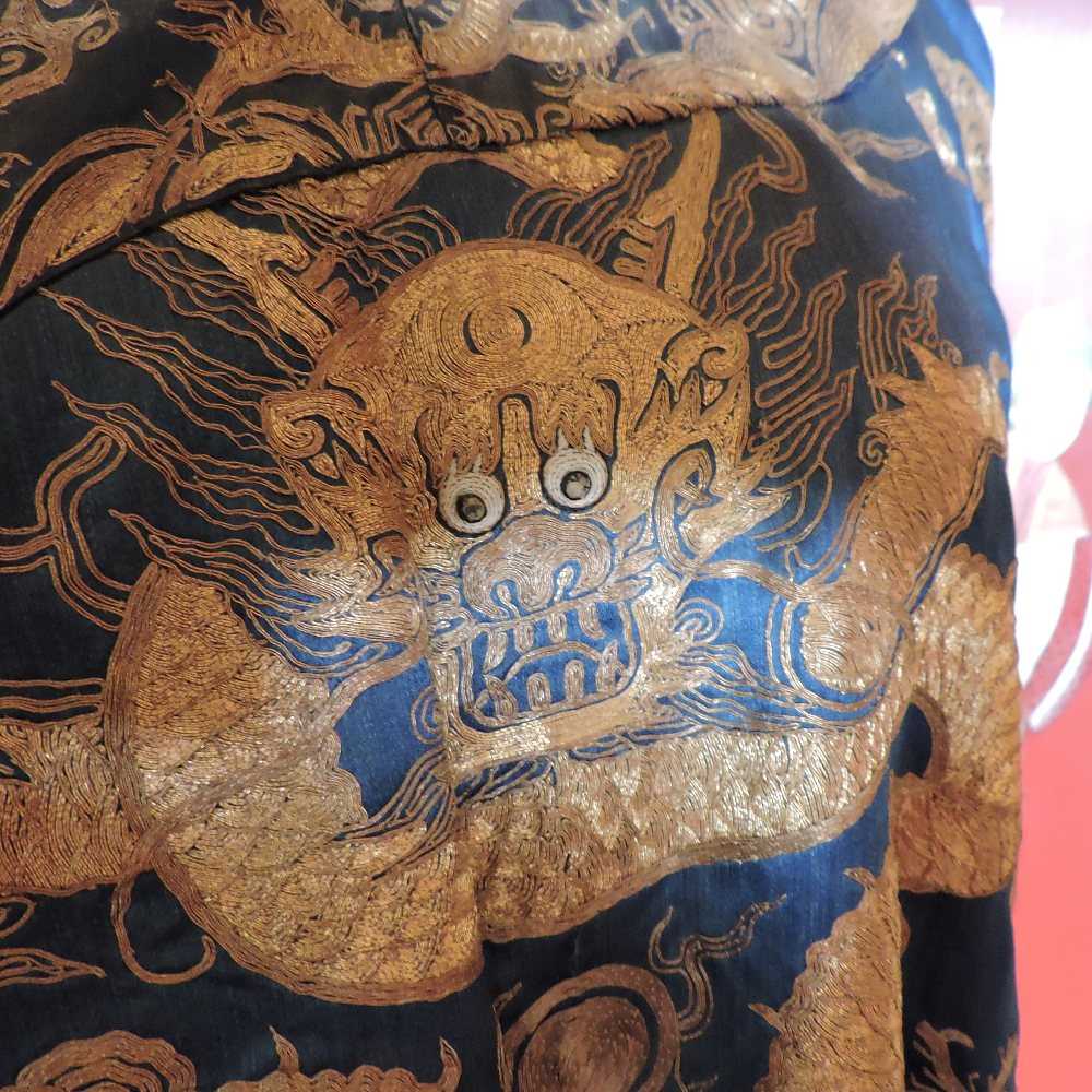 A Chinese blue silk sleeved robe - Image 3 of 35