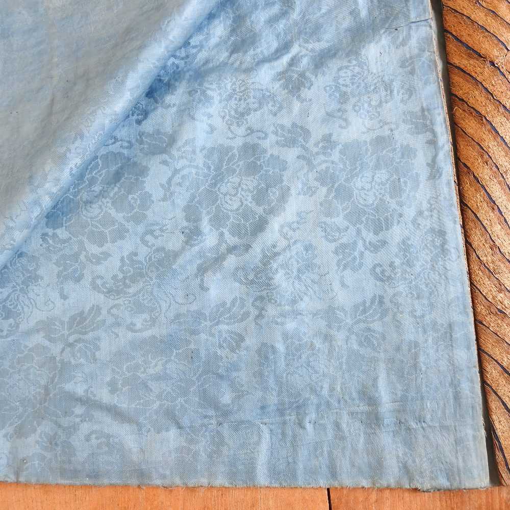 A Chinese blue silk sleeved robe - Image 18 of 35