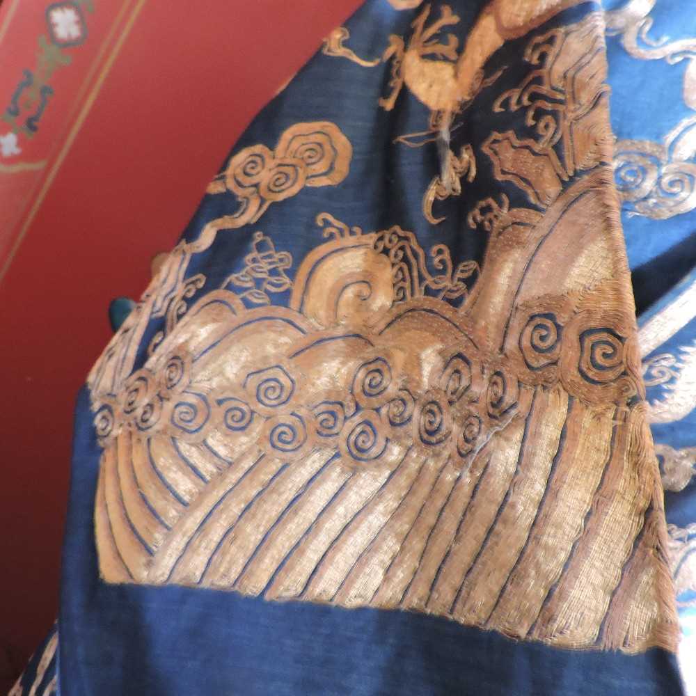 A Chinese blue silk sleeved robe - Image 8 of 35