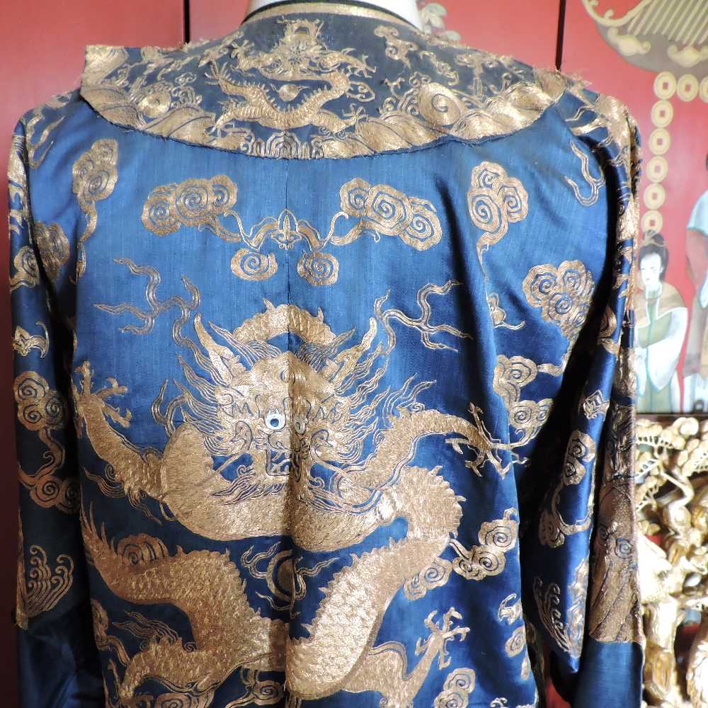 A Chinese blue silk sleeved robe - Image 9 of 35