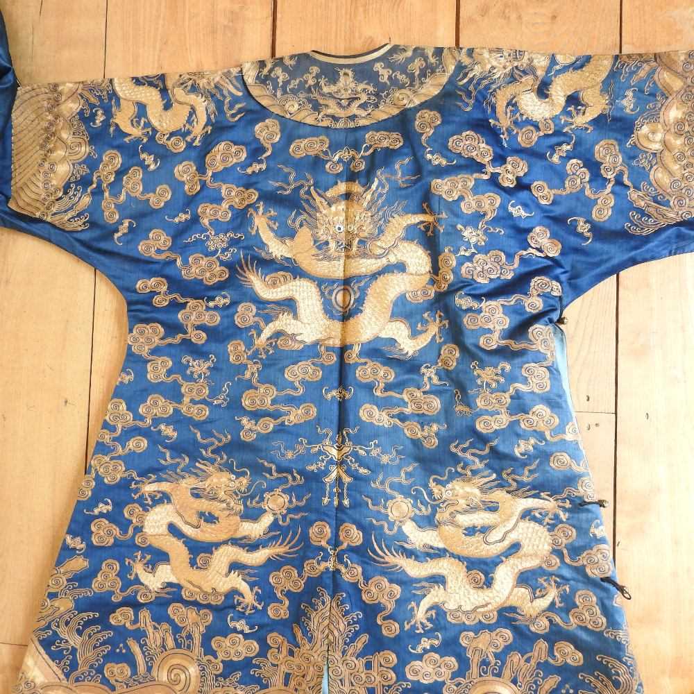 A Chinese blue silk sleeved robe - Image 27 of 35