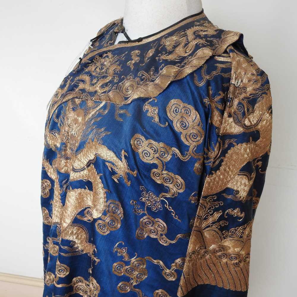 A Chinese blue silk sleeved robe - Image 21 of 35