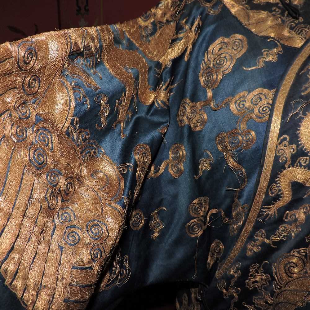 A Chinese blue silk sleeved robe - Image 5 of 35
