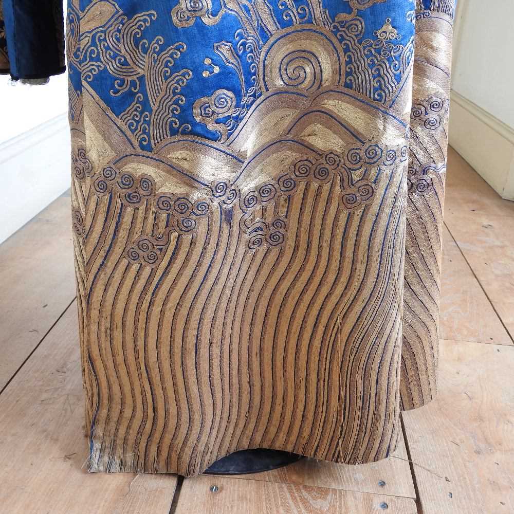 A Chinese blue silk sleeved robe - Image 31 of 35