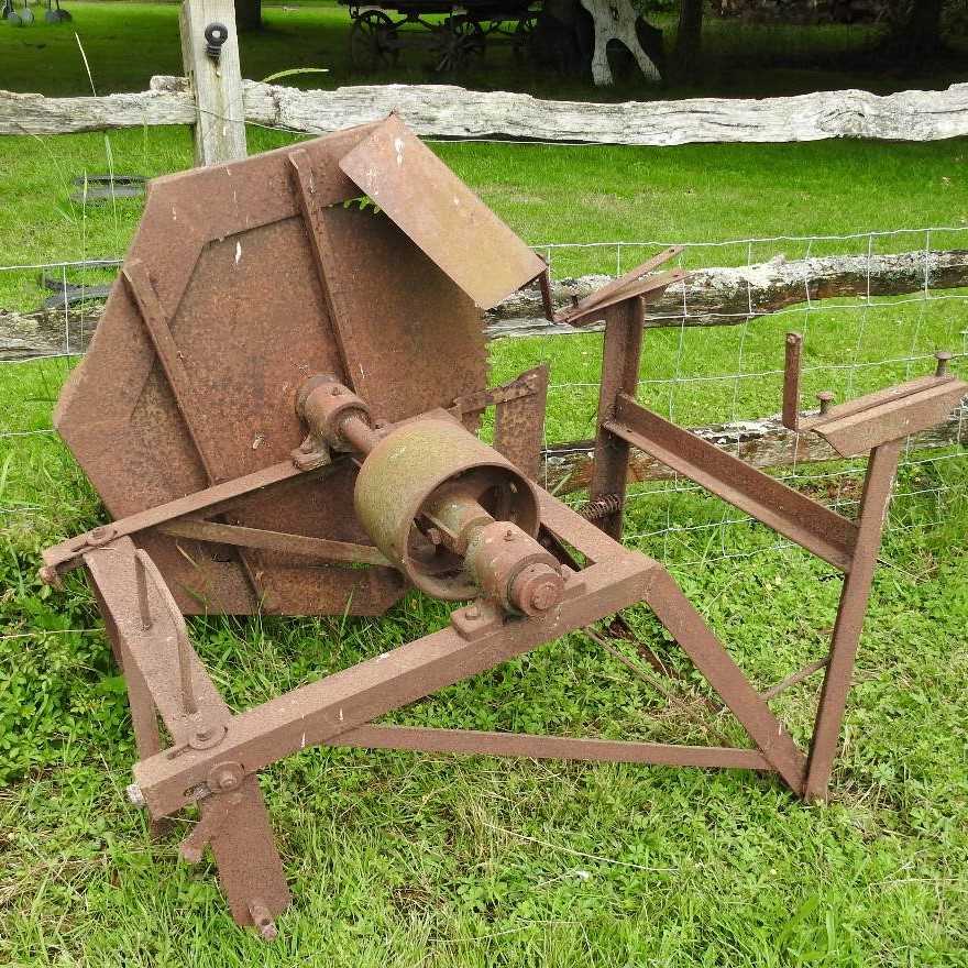 A tractor driven circular saw bench - Image 2 of 2