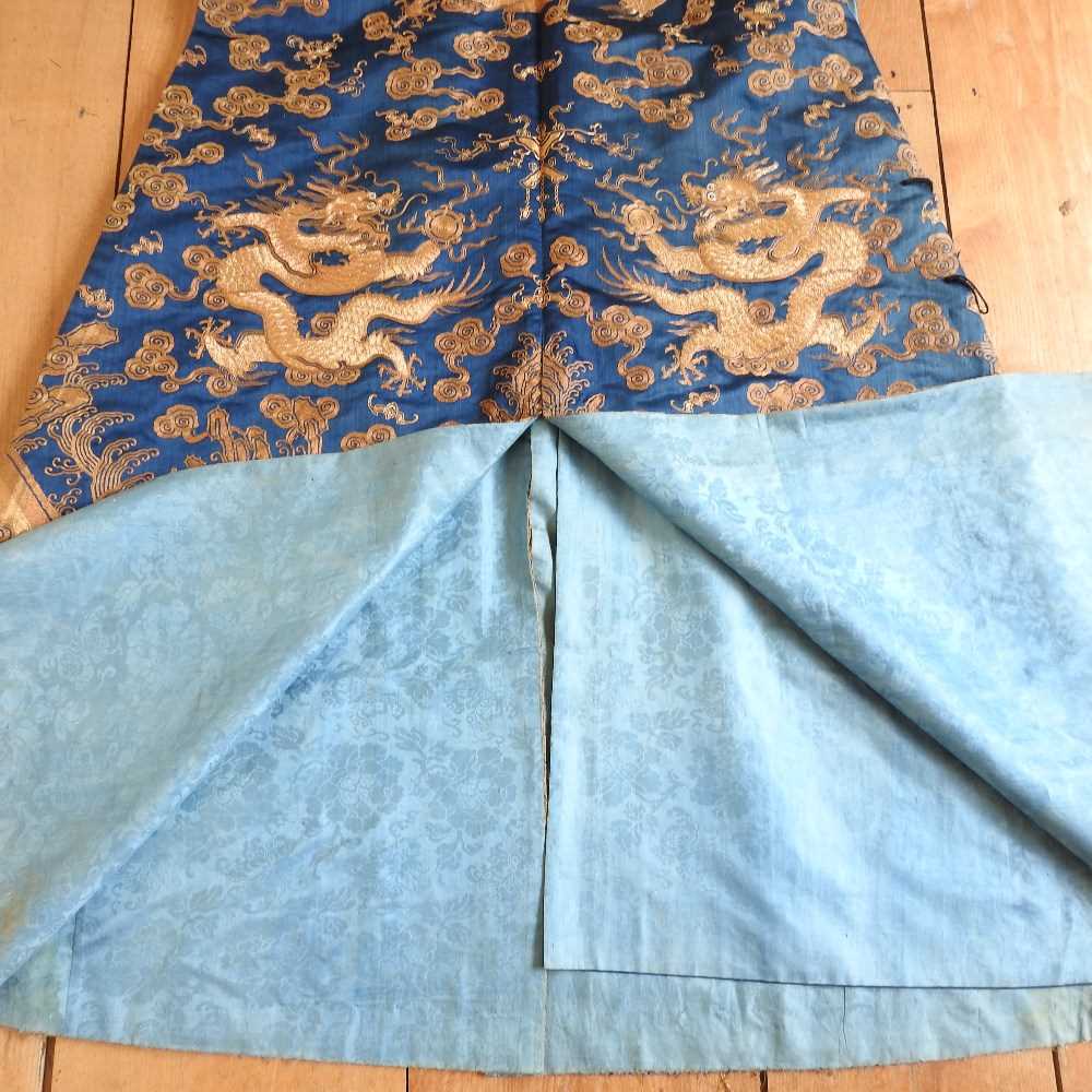 A Chinese blue silk sleeved robe - Image 17 of 35