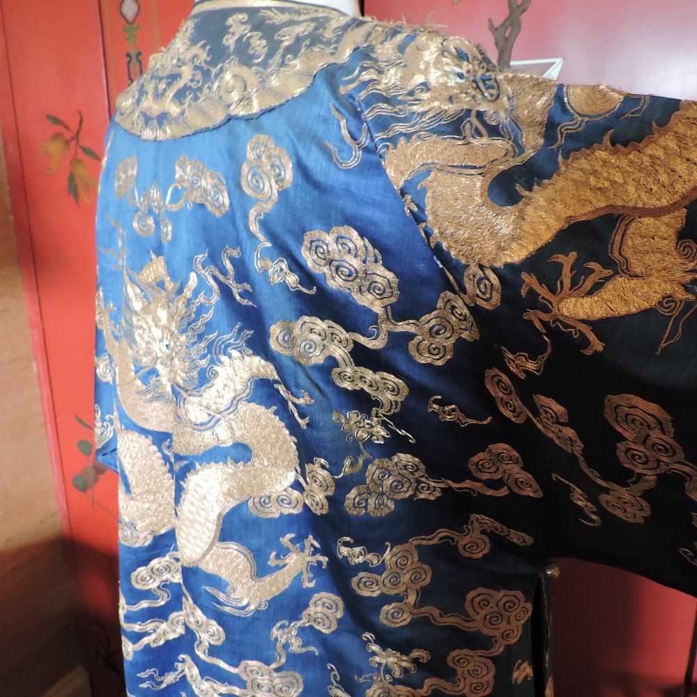 A Chinese blue silk sleeved robe - Image 11 of 35