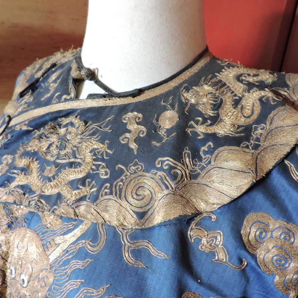 A Chinese blue silk sleeved robe - Image 7 of 35
