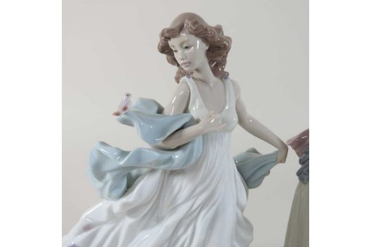 A Lladro porcelain figure of a lady - Image 4 of 8