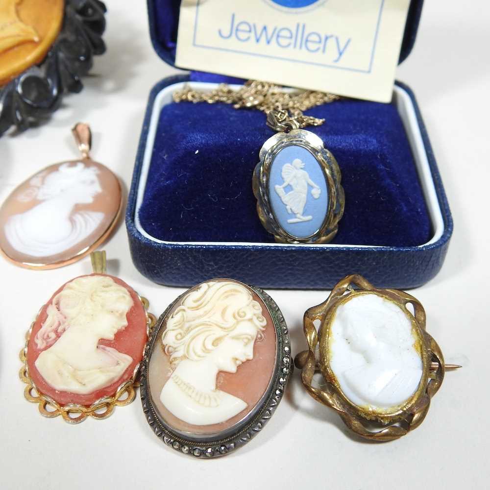 A collection of various cameo brooches - Image 5 of 5