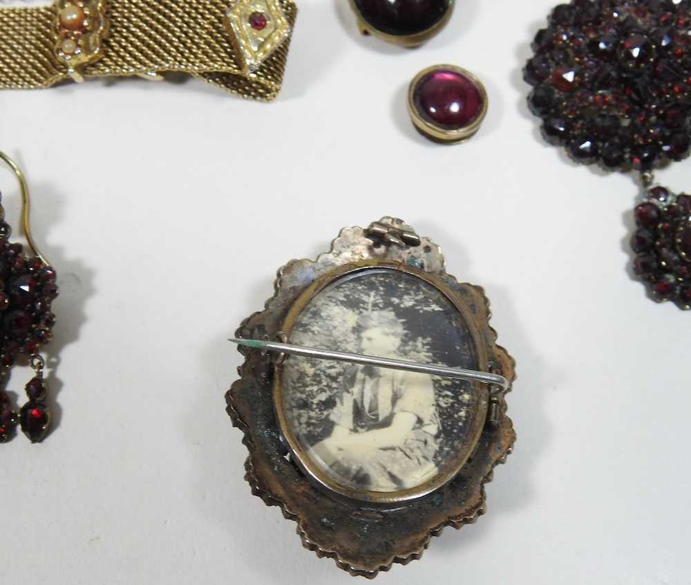 A collection of Victorian and later garnet jewellery - Image 6 of 8