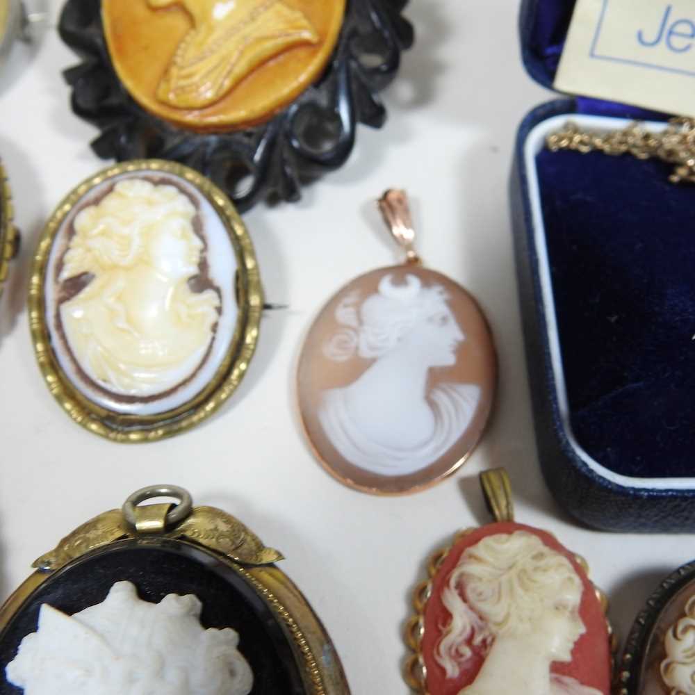 A collection of various cameo brooches - Image 2 of 5