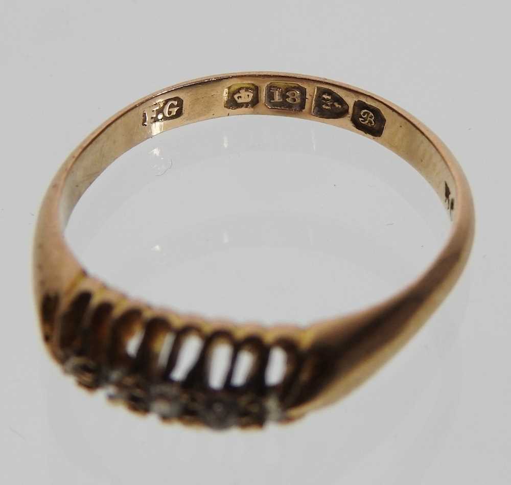 An 18 carat gold five stone diamond ring - Image 4 of 5