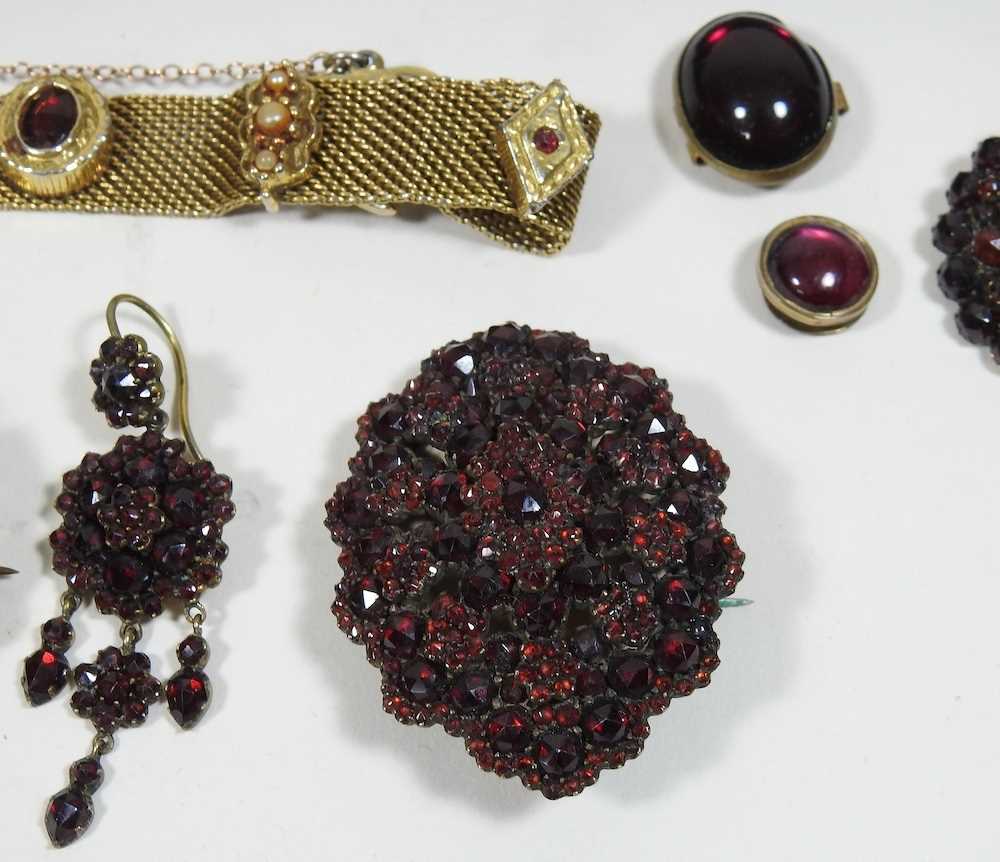 A collection of Victorian and later garnet jewellery - Image 3 of 8