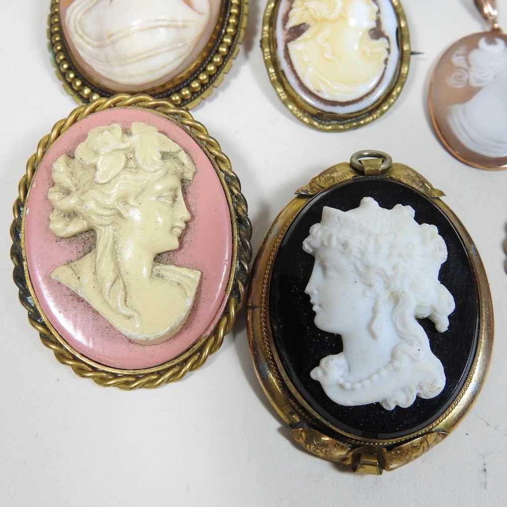 A collection of various cameo brooches - Image 3 of 5