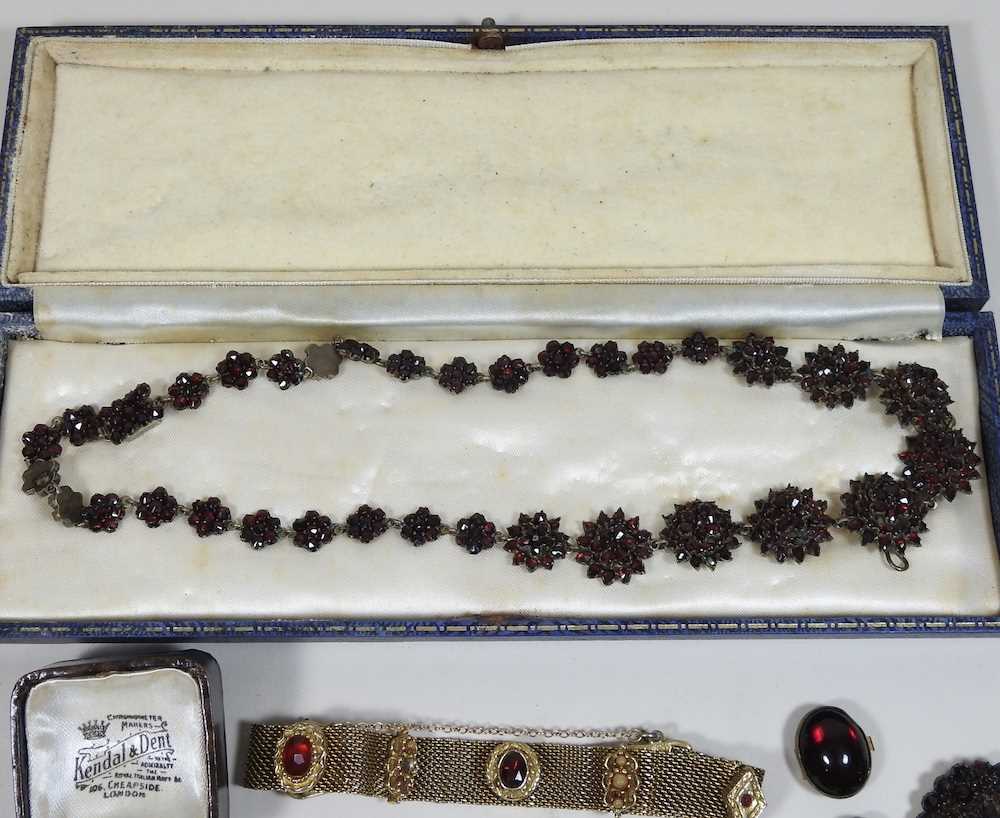 A collection of Victorian and later garnet jewellery - Image 5 of 8