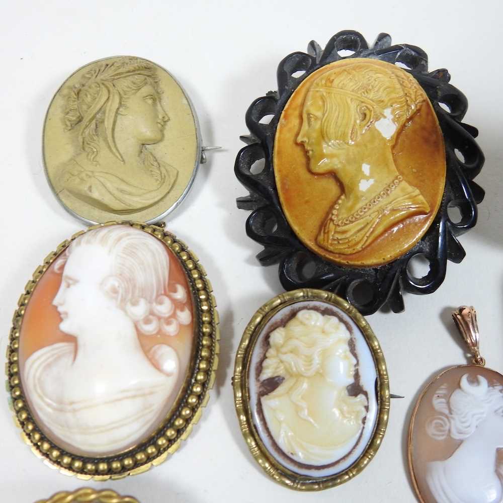 A collection of various cameo brooches - Image 4 of 5