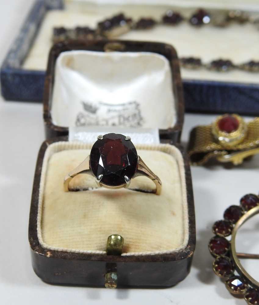 A collection of Victorian and later garnet jewellery - Image 4 of 8