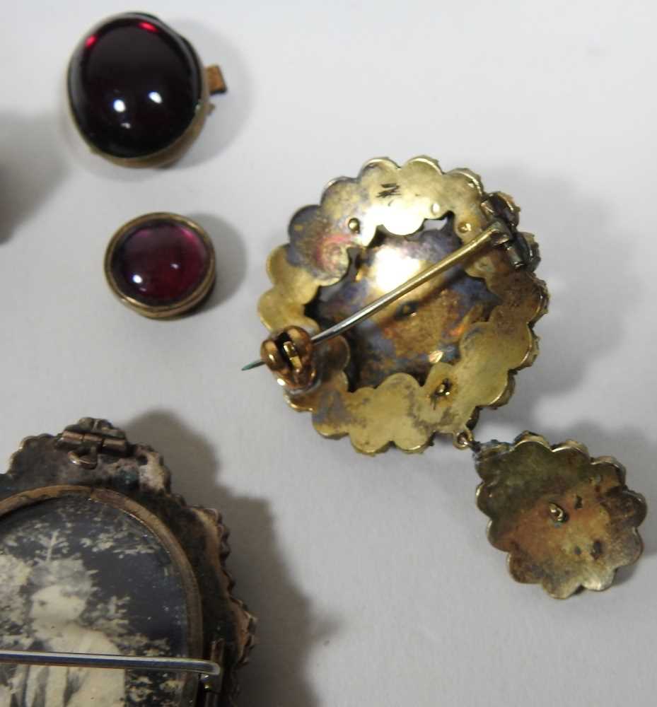 A collection of Victorian and later garnet jewellery - Image 7 of 8