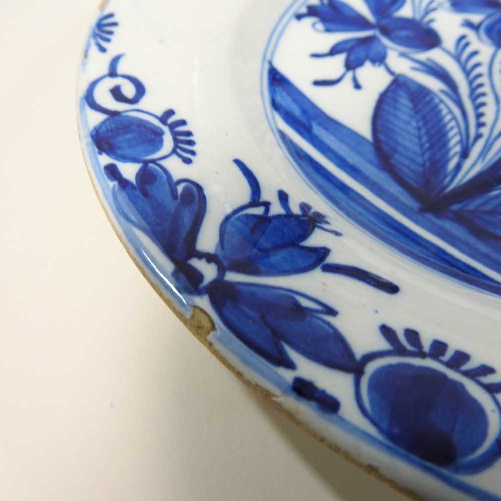 A collection of 18th century Dutch Delft plates - Image 9 of 16