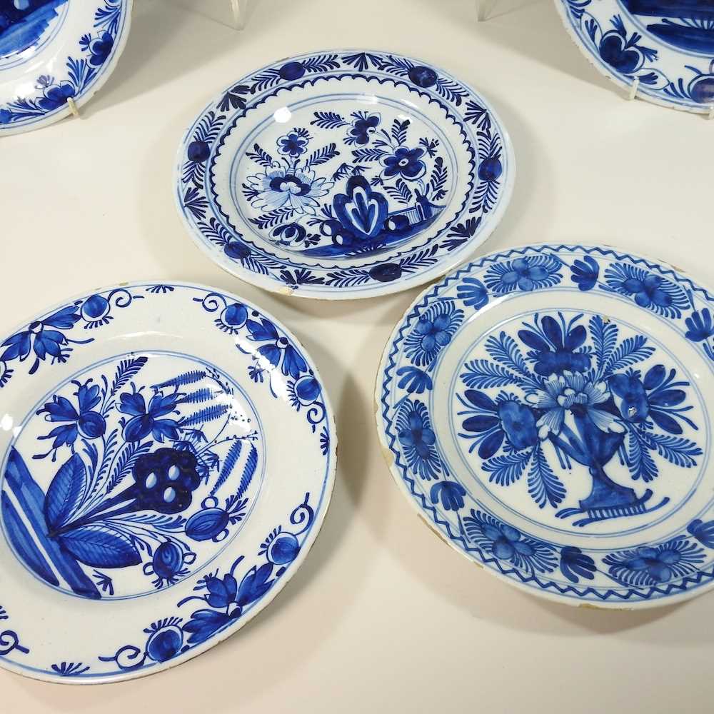 A collection of 18th century Dutch Delft plates - Image 6 of 16