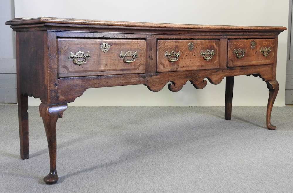 An 18th century oak dresser base - Image 3 of 9