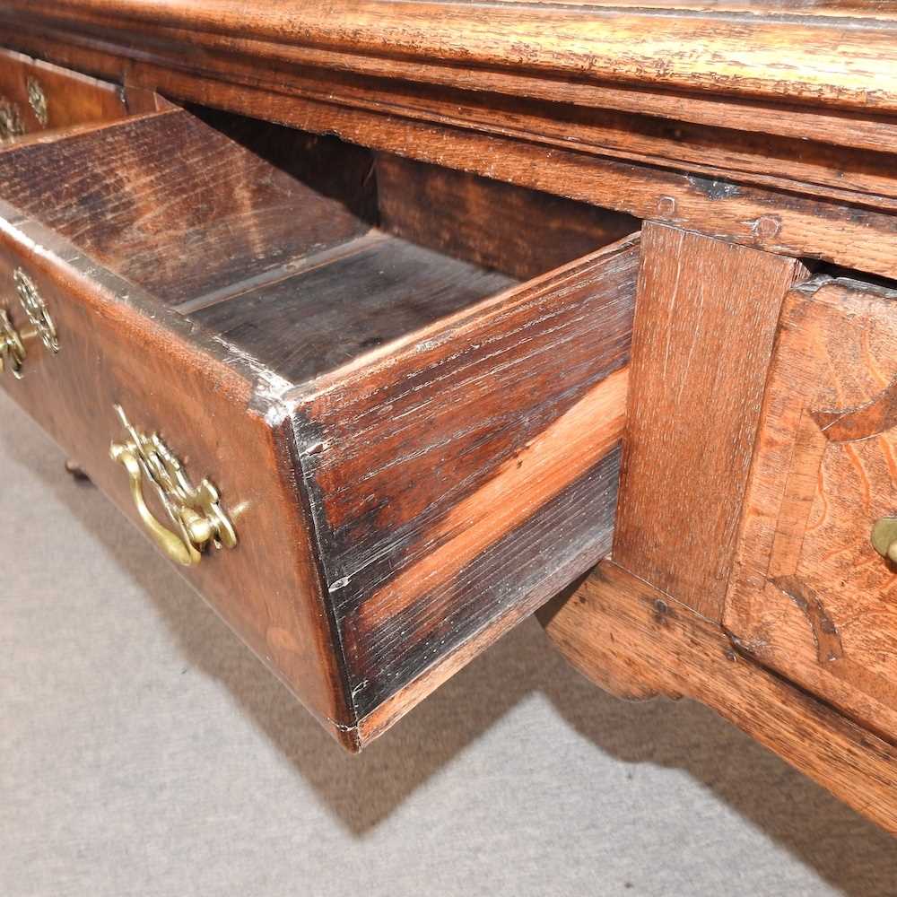 An 18th century oak dresser base - Image 7 of 9