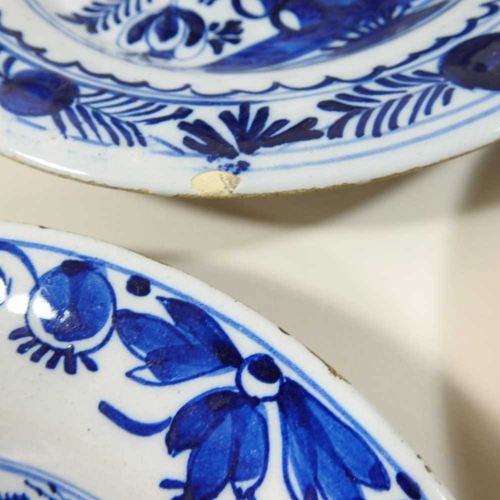 A collection of 18th century Dutch Delft plates - Image 8 of 16