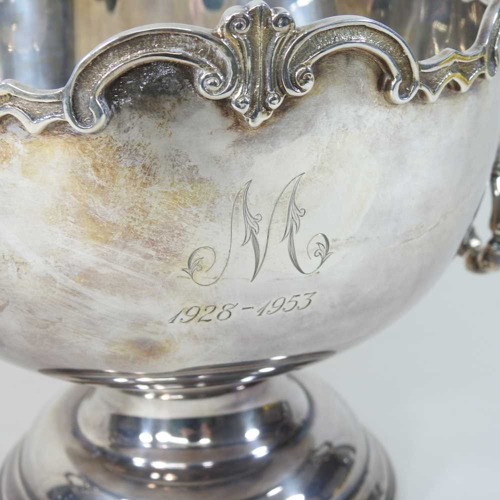 A mid 20th century silver pedestal bowl - Image 3 of 6