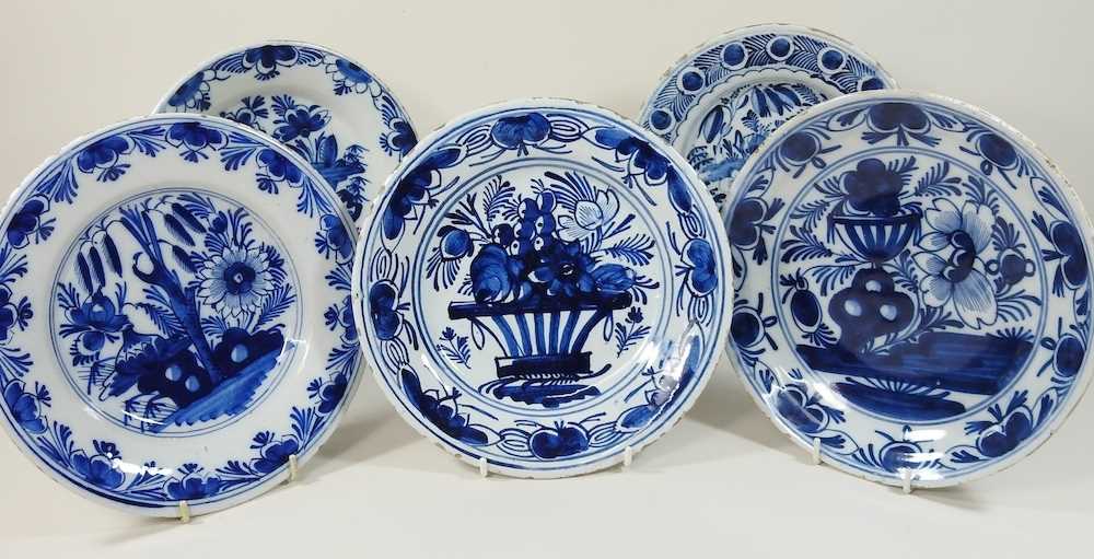 A collection of 18th century Dutch Delft plates - Image 11 of 16