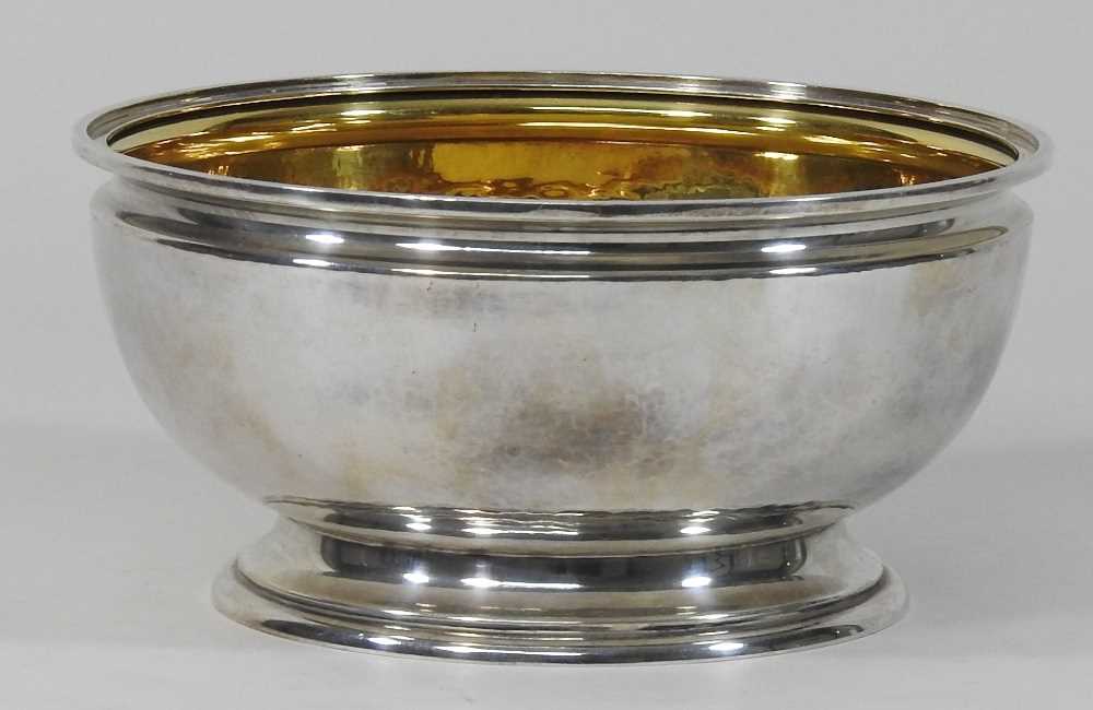 A modern silver bowl - Image 3 of 5
