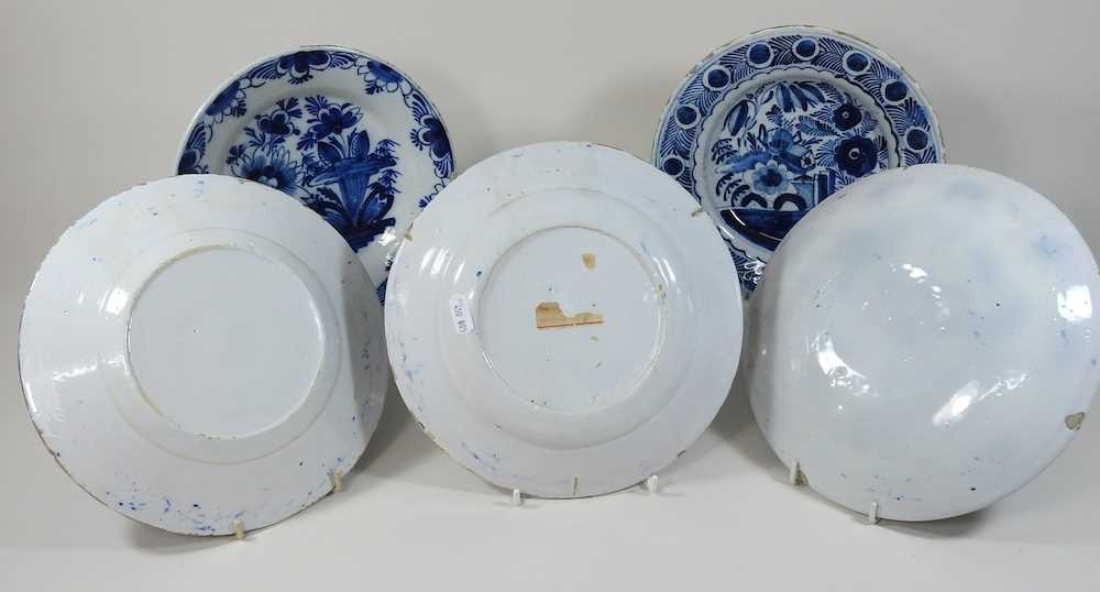 A collection of 18th century Dutch Delft plates - Image 12 of 16