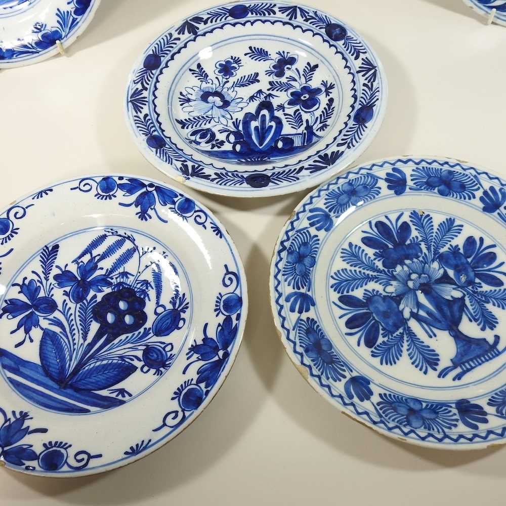 A collection of 18th century Dutch Delft plates - Image 4 of 16